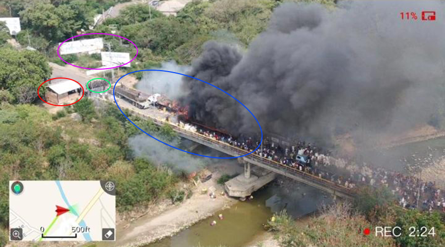 Foto de los camiones incendiados en la frontera con señas del mapa anterior.