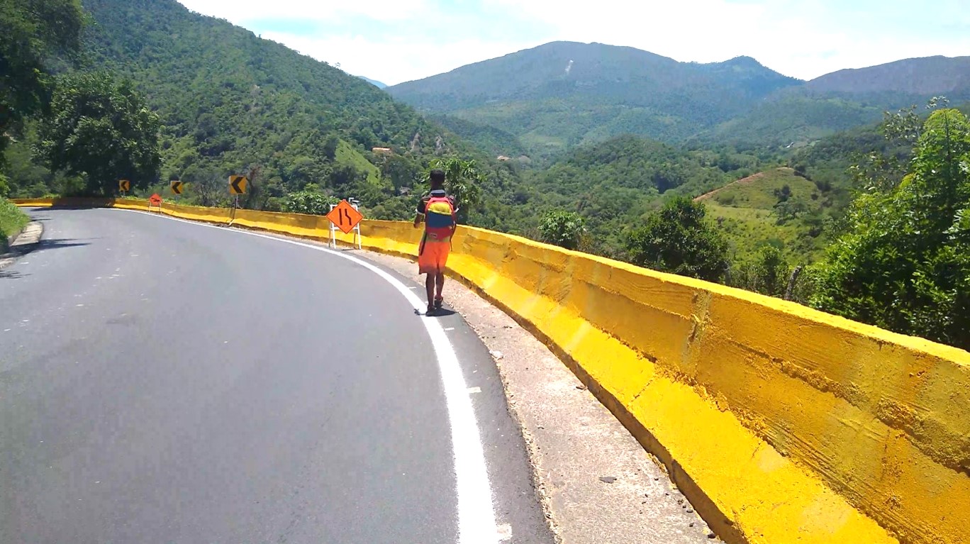Aunque el horizonte no está claro, los caminantes perseveran.