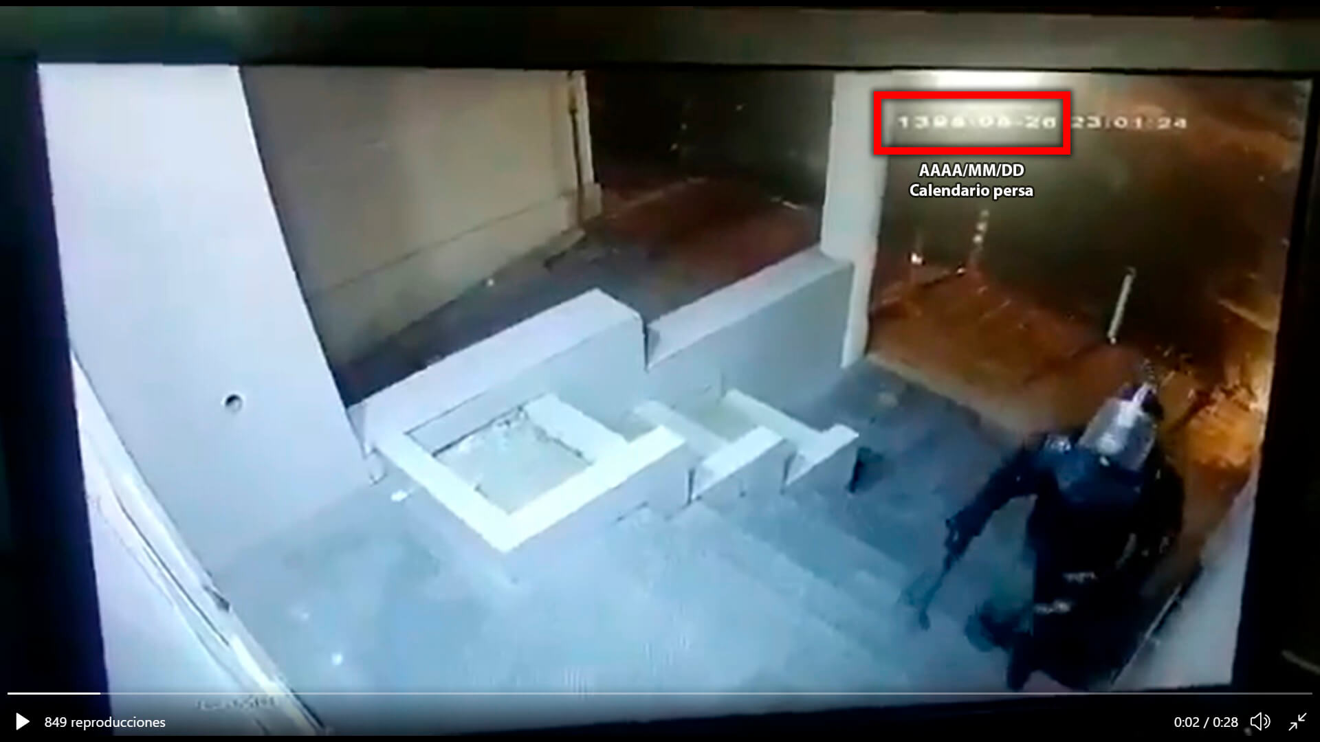 Fotograma de video de policías rompiendo vidrios donde se ve fecha en calendario persa