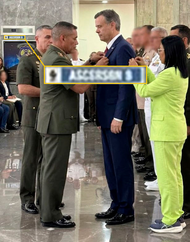 Detalle de la imagen donde aparece la palabra ascensor mal escrita