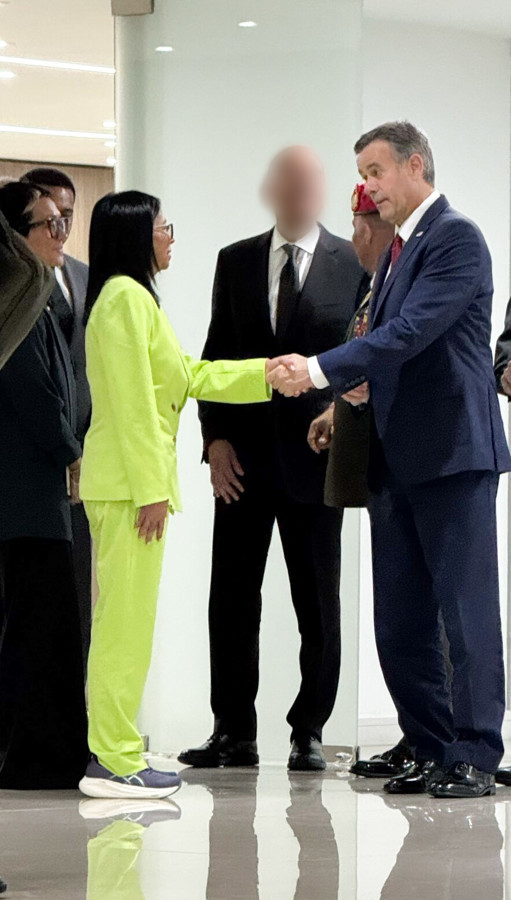 Foto real de Delcy Rodríguez con el director de la CIA