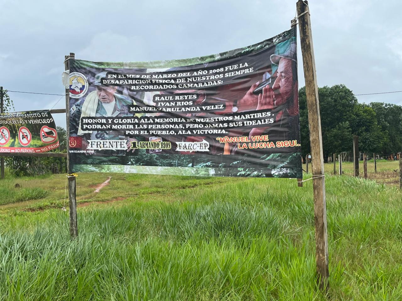 Pancarta en homenaje a los jefes guerrilleros Tirofijo, Raúl Reyes e Iván Ríos, de las antiguas FARC, firmado por el Frente Primero Armando Ríos