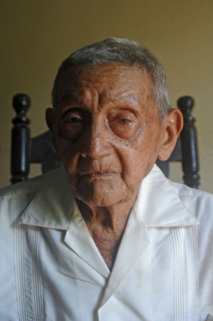 En 1972, Medardo José Tovar Salgado compró 72 hectáreas de El Aceituno gracias a un billete de lotería que ganó. Hoy tiene 96 años, está casi sordo y no se quiere morir sin que le devuelvan la tierra que le pertenece.