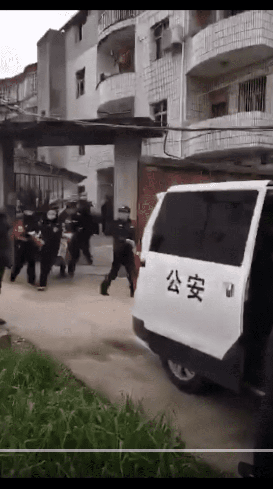 Letras chinas en carro de policía de China