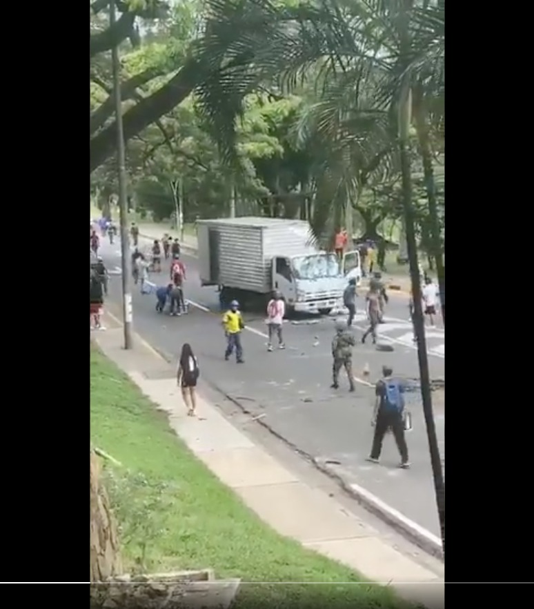 pantallazo de cuando los jóvenes llegan al camión